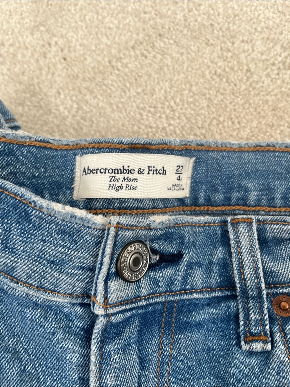 Abercrombie & Fitch - The Mom High Rise Jeans